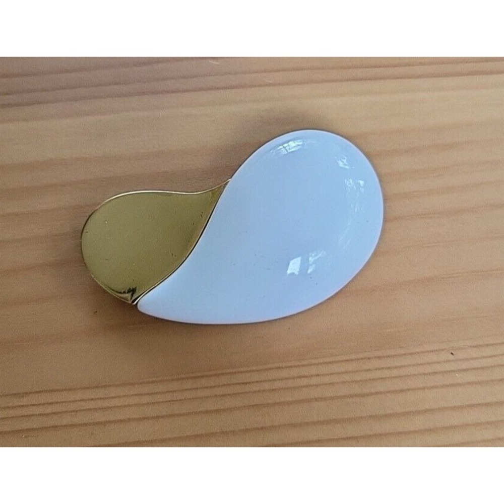 Vintage Crown Trifari White Lucite Teardrop Ying Yang Brooch Gold Tone Pin